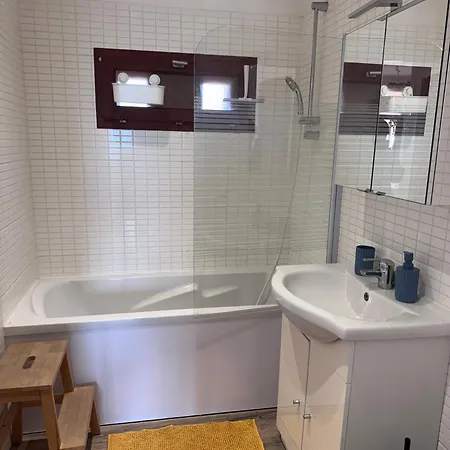 Apartment Pied Dans L'o 2 *